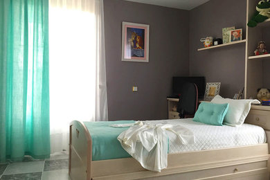 Ejemplo de dormitorio infantil tradicional renovado de tamaño medio con paredes grises