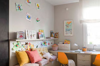 Ejemplo de dormitorio infantil de 4 a 10 años clásico renovado de tamaño medio con paredes beige y suelo de madera en tonos medios