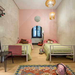 Ejemplo de dormitorio infantil de 4 a 10 años, contemporáneo, de tamaño medio, con paredes rosas y suelo de madera clara