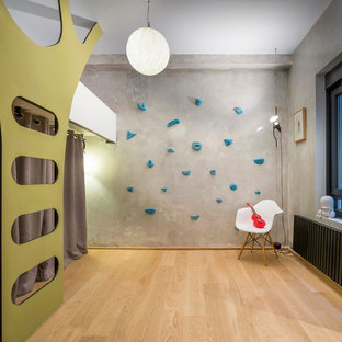 Diseño de dormitorio infantil de 4 a 10 años, contemporáneo, de tamaño medio, con paredes grises y suelo de madera clara
