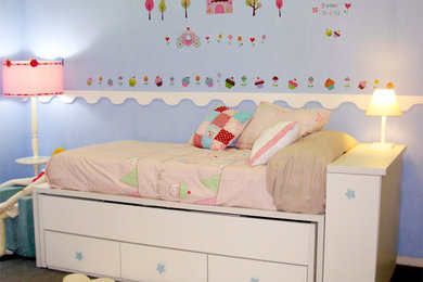 Ejemplo de dormitorio infantil de 4 a 10 años tradicional renovado pequeño con paredes azules