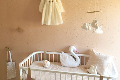 Foto de habitación de niña de 1 a 3 años nórdica con paredes rosas