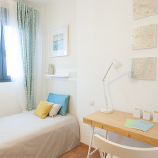 Modelo de dormitorio infantil de 4 a 10 años, costero, con paredes blancas, suelo de madera en tonos medios y suelo marrón