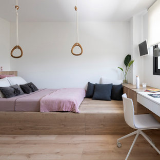 Modelo de dormitorio infantil nórdico con paredes blancas, suelo de madera clara y suelo beige