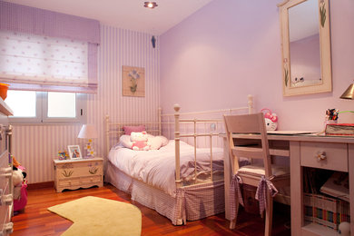 Cette photo montre une chambre d'enfant romantique de taille moyenne.