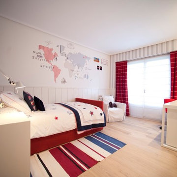 Diseño interior de dormitorio infantil en blanco, rojo y azul
