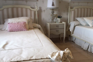Modelo de dormitorio infantil de 4 a 10 años tradicional grande con paredes multicolor y suelo de madera en tonos medios