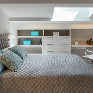 Diseño de dormitorio infantil actual con paredes blancas y suelo blanco