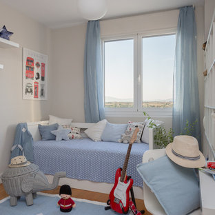 Imagen de dormitorio infantil de 1 a 3 años, marinero, con paredes grises y suelo de madera en tonos medios