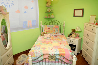 Diseño de dormitorio infantil de 4 a 10 años tradicional renovado pequeño con paredes verdes y suelo de madera oscura