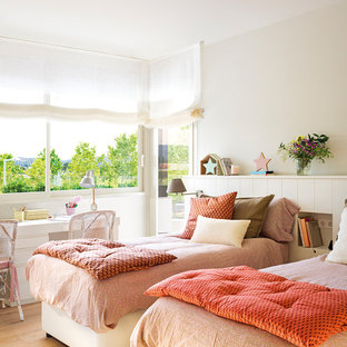 Ejemplo de dormitorio infantil romántico, de tamaño medio, con paredes blancas, suelo de madera clara y suelo beige