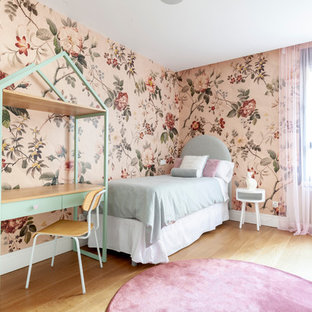 Diseño de dormitorio infantil de 4 a 10 años, actual, con paredes multicolor y suelo de madera clara