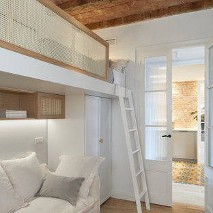 Foto de dormitorio infantil madera, actual, de tamaño medio, con paredes blancas, suelo de madera en tonos medios y suelo beige