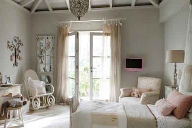 Modelo de dormitorio infantil de 4 a 10 años romántico grande con paredes beige