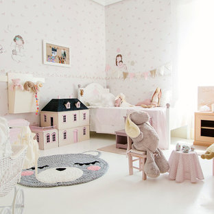 Bild på ett shabby chic-inspirerat flickrum kombinerat med lekrum och för 4-10-åringar, med flerfärgade väggar