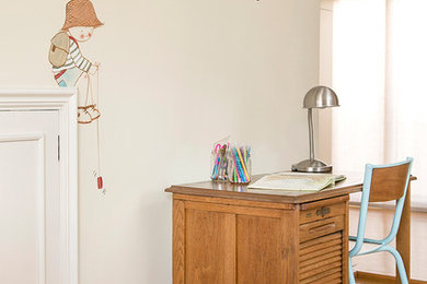 Imagen de dormitorio infantil clásico renovado con escritorio