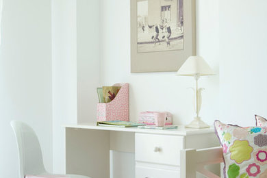 Modelo de habitación de niña de 4 a 10 años clásica renovada de tamaño medio con escritorio y paredes blancas
