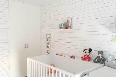 Diseño de habitación infantil unisex de 1 a 3 años con paredes blancas