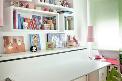 Foto de habitación infantil unisex de 4 a 10 años clásica renovada de tamaño medio con escritorio, paredes blancas y suelo de madera en tonos medios