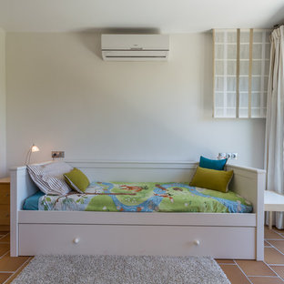Inspiration för ett stort medelhavsstil barnrum, med vita väggar, klinkergolv i keramik och beiget golv