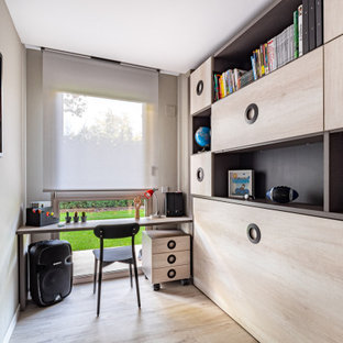 Diseño de habitación infantil unisex contemporánea, de tamaño medio, con escritorio, paredes grises y suelo beige