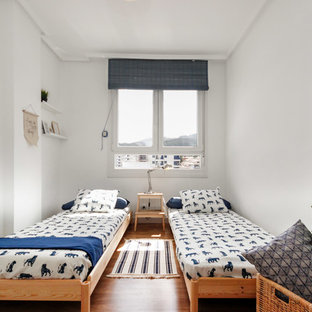 Modelo de dormitorio infantil de 4 a 10 años, costero, con paredes blancas y suelo de madera en tonos medios