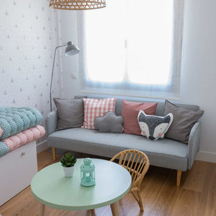 Modelo de dormitorio infantil de 4 a 10 años, nórdico, con paredes blancas, suelo de madera en tonos medios y suelo beige
