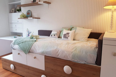 Idéer för ett skandinaviskt könsneutralt småbarnsrum kombinerat med sovrum, med vita väggar