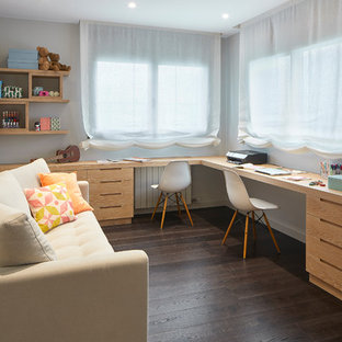 Ejemplo de habitación de niña contemporánea con escritorio, paredes blancas, suelo de madera oscura y suelo marrón