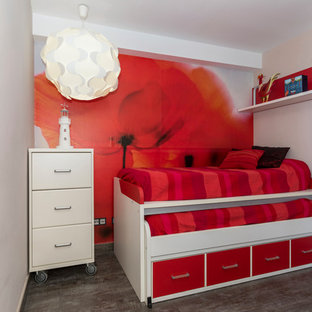 Immagine di una piccola cameretta per bambini design con pareti bianche, pavimento in ardesia e pavimento marrone