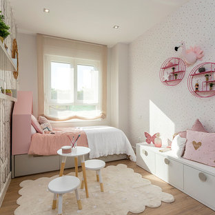 Diseño de dormitorio infantil de 4 a 10 años, actual, de tamaño medio, con paredes multicolor, suelo de madera en tonos medios y suelo marrón