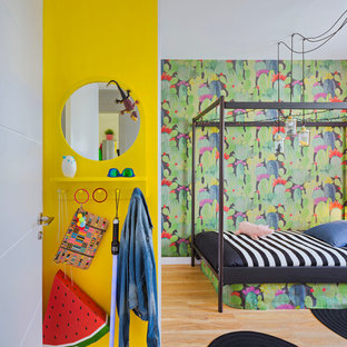 Idee per una cameretta per bambini boho chic di medie dimensioni con pavimento in legno massello medio e pareti multicolore