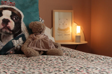 Diseño de dormitorio infantil clásico renovado de tamaño medio con paredes rosas y suelo de madera en tonos medios