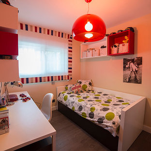 Esempio di una cameretta per bambini design di medie dimensioni con pareti beige e parquet scuro