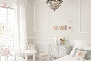Imagen de dormitorio infantil clásico renovado de tamaño medio