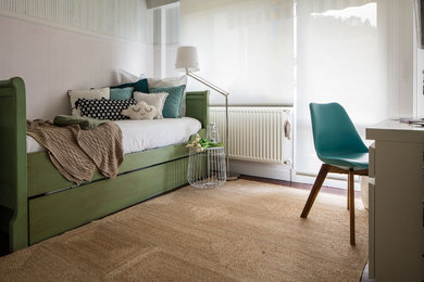 Idée de décoration pour une petite chambre d'enfant minimaliste avec un mur blanc, un sol en bois brun et un sol marron.