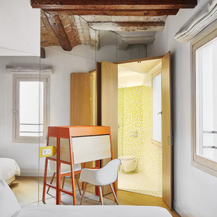 Diseño de dormitorio infantil actual con paredes blancas, suelo de madera clara y suelo beige