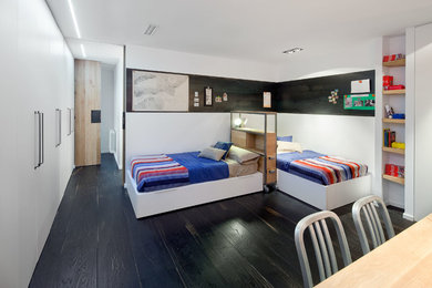 Diseño de dormitorio infantil de 4 a 10 años contemporáneo grande con paredes blancas, suelo de madera pintada y suelo negro