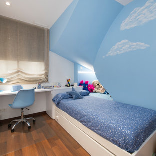 Diseño de dormitorio infantil actual, de tamaño medio, con suelo de madera en tonos medios