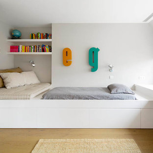Mittelgroßes, Neutrales Nordisches Jugendzimmer mit Schlafplatz, grauer Wandfarbe und braunem Holzboden in Barcelona