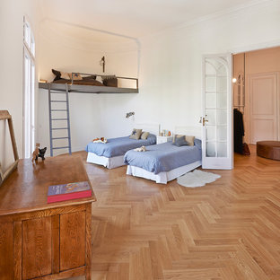 Esempio di un'ampia cameretta per bambini da 4 a 10 anni scandinava con pareti bianche e pavimento in legno massello medio