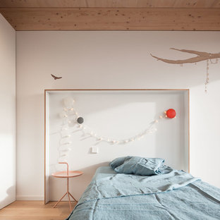 Modelo de dormitorio infantil actual con paredes blancas, suelo de madera clara y suelo beige