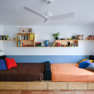 Immagine di una cameretta per bambini da 4 a 10 anni scandinava con pareti blu e pavimento in terracotta