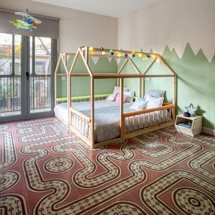 Diseño de dormitorio infantil de 1 a 3 años, contemporáneo, de tamaño medio, con paredes blancas, suelo multicolor y moqueta