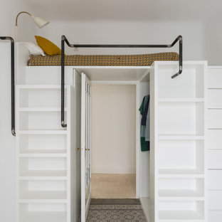 Imagen de dormitorio infantil actual con paredes blancas y suelo multicolor