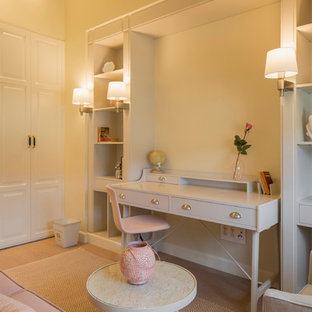 Esempio di una grande cameretta per bambini shabby-chic style con pareti beige, pavimento in laminato e pavimento marrone