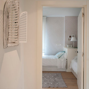 Ispirazione per una cameretta per bambini da 1 a 3 anni stile marino di medie dimensioni con pareti beige, pavimento in laminato e pavimento marrone