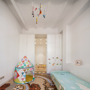 Diseño de dormitorio infantil de 1 a 3 años, mediterráneo, con paredes blancas y suelo multicolor