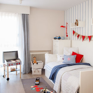 Diseño de dormitorio infantil de 4 a 10 años, actual, con paredes azules, suelo de madera en tonos medios y suelo marrón