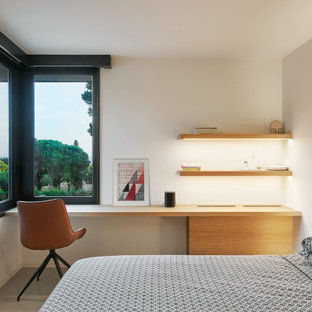 Modelo de dormitorio infantil moderno, de tamaño medio, con paredes beige, suelo de cemento y suelo gris